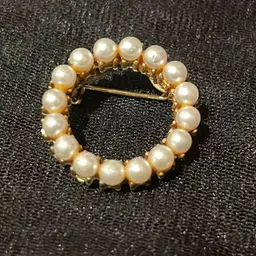 09. Vintage Faux Pearl Wreath Brooch
