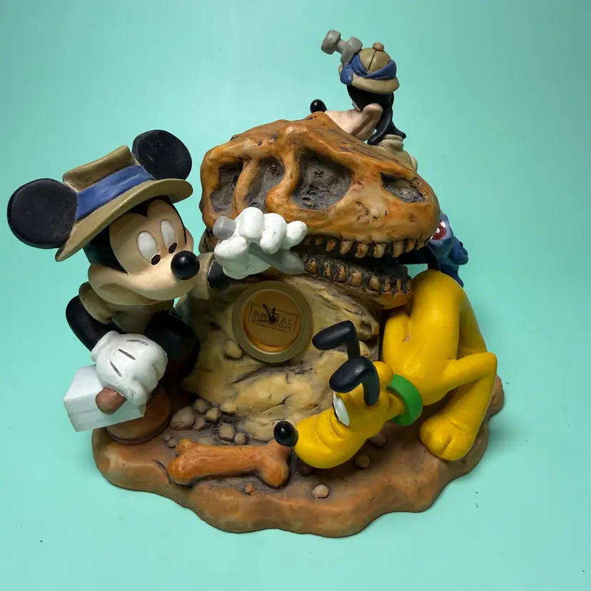 Disney Animal Kingdom Big Dig in the Boneyard Desk Clock Figurine Dinosaur Skull