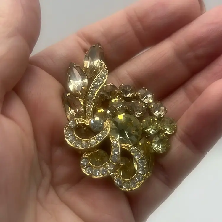 Vintage Weiss Clear Rhinestone And Gold Toned Brooch, 2” In Length And 1-1/2” Wide