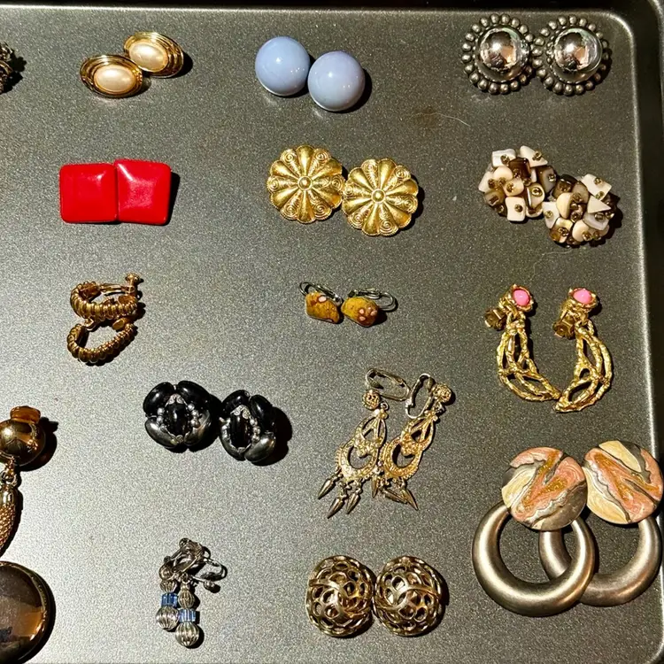 Clip Earring Lot Vintage To Contempo *WEARABLE* (KK)