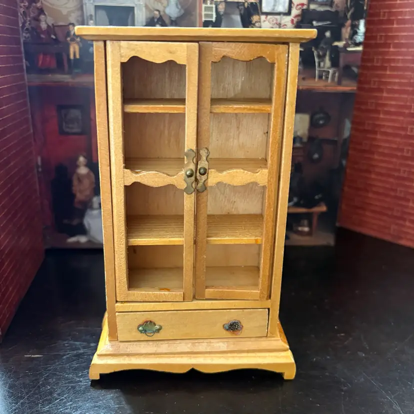 Bookshelf / Hutch Missing Plexiglass