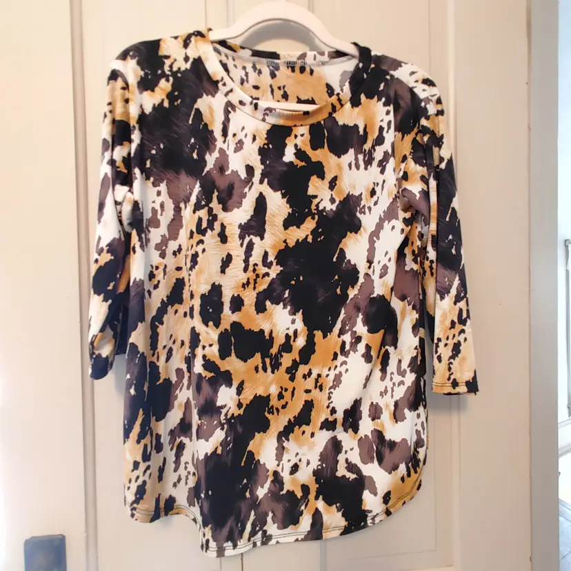 Top- Brand: Unknown. No tags. Size small to medium. Black, cream & brown. No callouts.