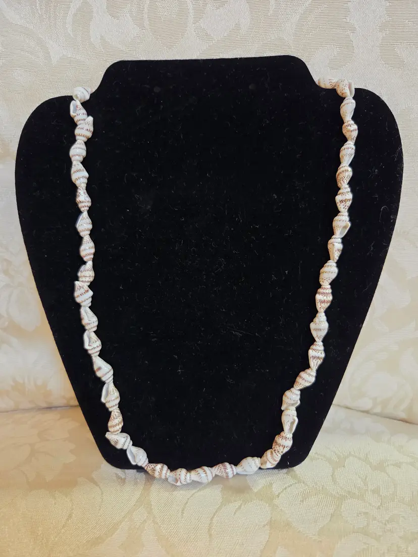 Vintage Artisan Made Matural Seashell Necklace 11"