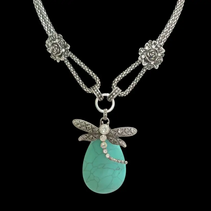Beautiful Silvertone Dragonfly Choker / Or Necklace. Faux Turquoise ( Dyed Howlite) Dragonfly Detailed With Glass Crystals Along Its Body. Hangs From Double Strand Snake Chain. Silvertone Rose Accents . That’s Gives It A Antique Style Look. Not Signed.