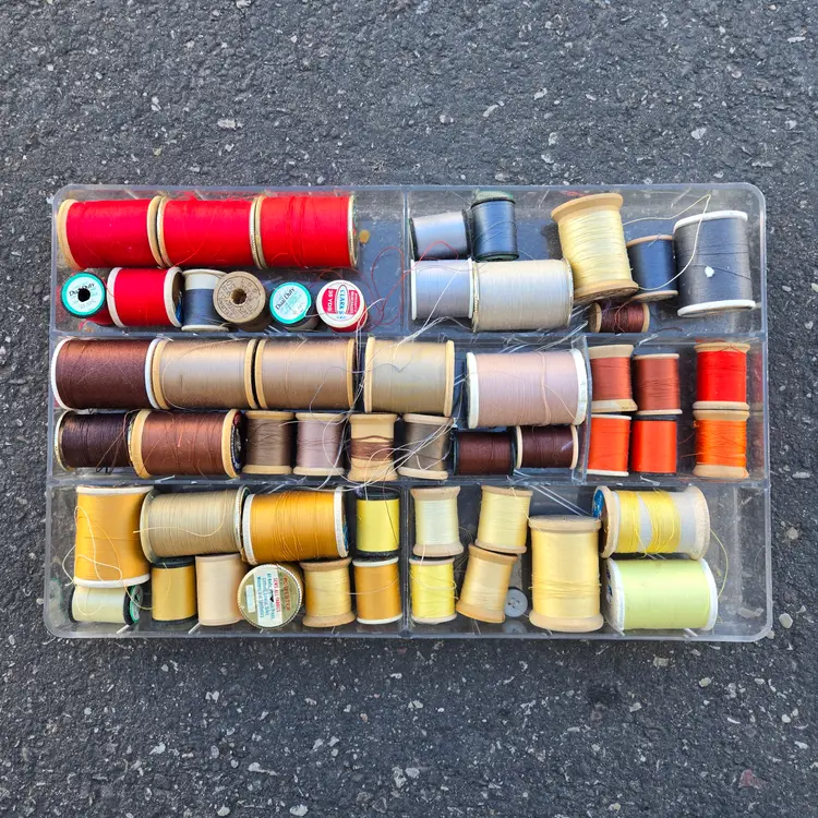 Colored Sewing Thread Spools of Various Sizes Wood & Plastic - in Plastic Tray - Vintage