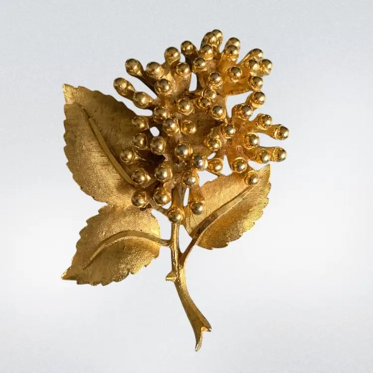 Stunning BSK Gold Tone Flower Broach With Gold Tone