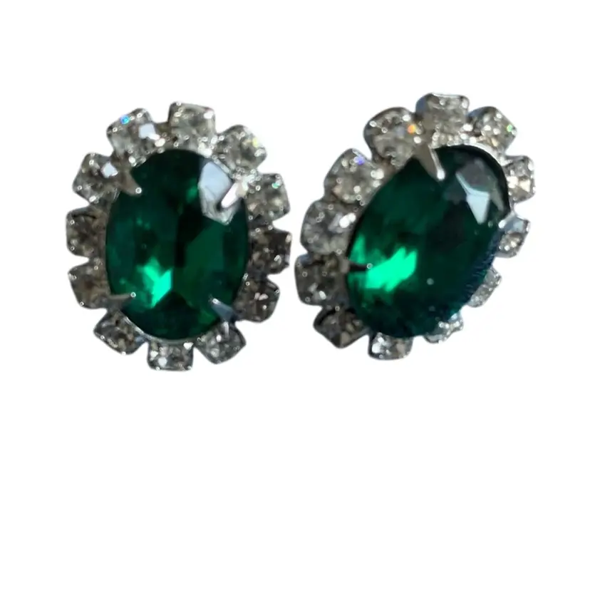 Vintage Green Rhinestone Surrounded By White Crystals In Silver Tone Setting Pierced