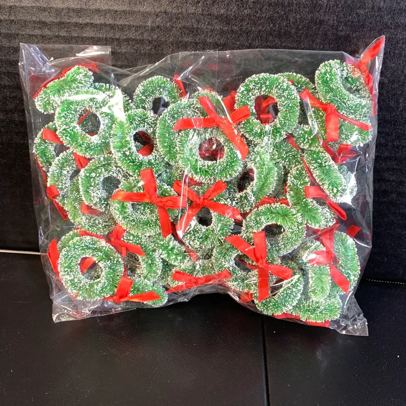 50-Green Bottle Brush Miniature Wreaths