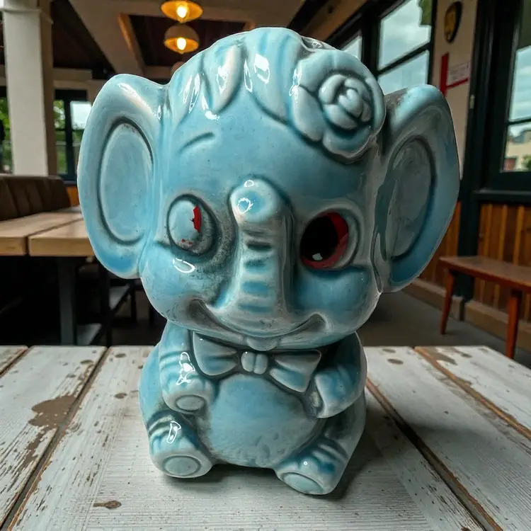 029 Kitschy Single Blue Elephant, Salt Pepper Shaker Norcrest, Japan 4.5" X 3"