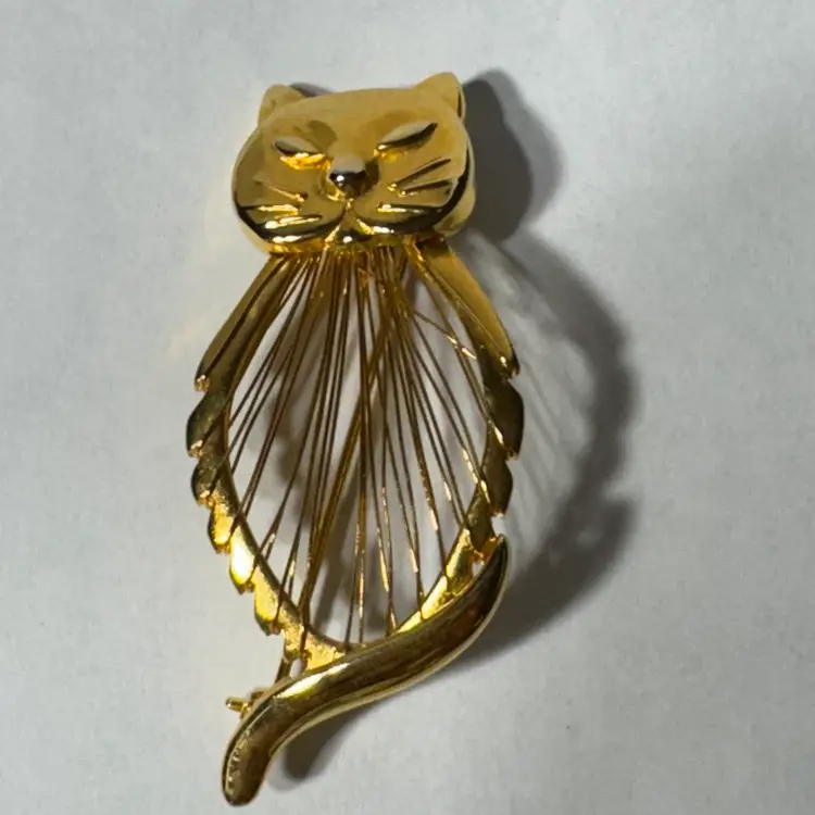 Brooch Signed M Jent String Cat Gold Tone