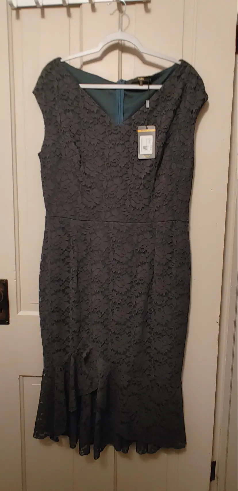 Dress- Brand: Knitee. Size 2X, 20-22. Green lace dress. Material: 90% nylon, 10% spandex. No callouts.