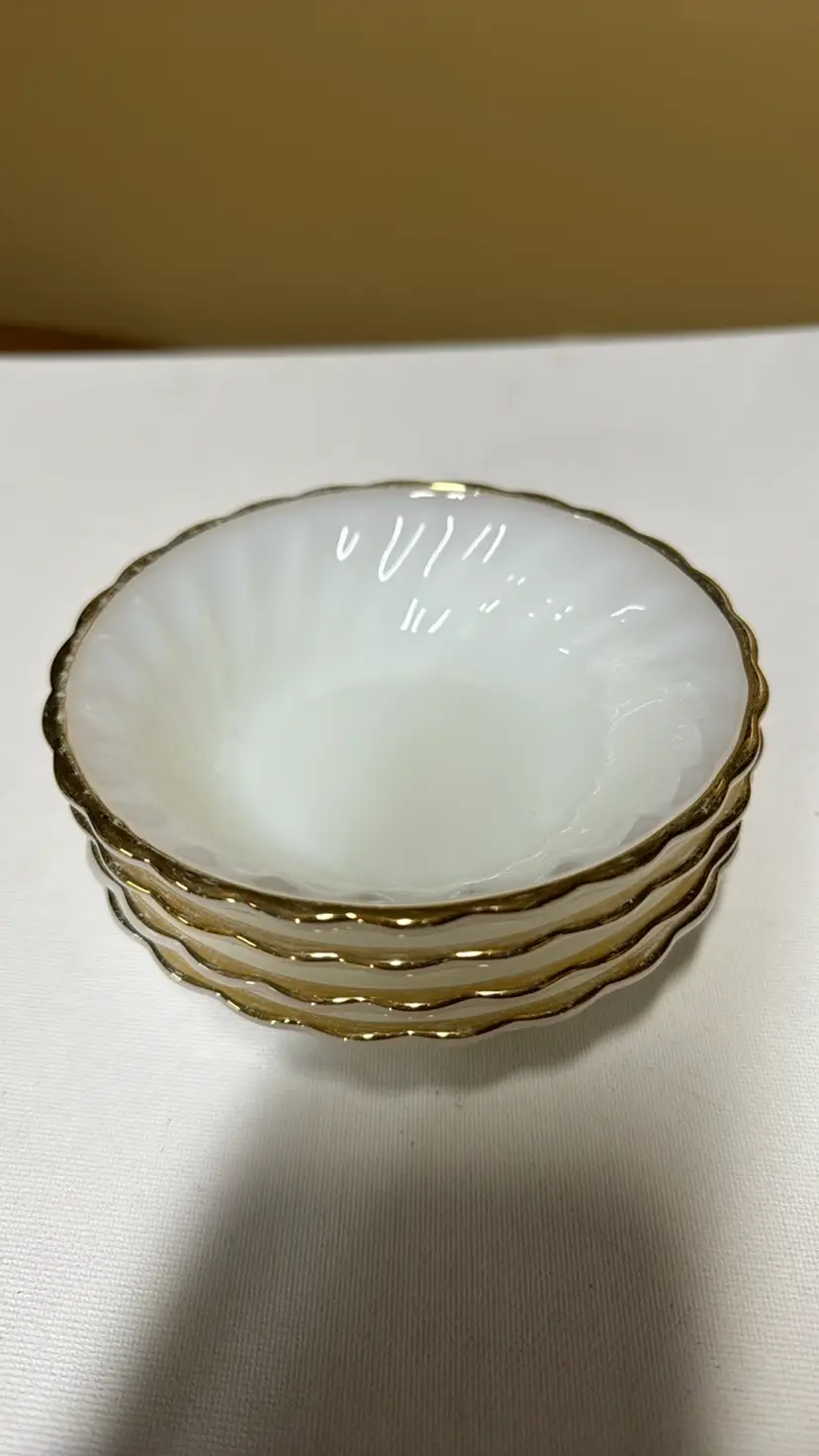 ANCHOR HOCKING MILK GLASS DESSERT BOWLS GOLD TRIM SHELL SWIRL 4 3/4" SET OF 4