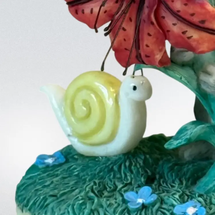 Charming Tails Mouse Figurine “Peek A Boo In The Posies”  1998 Mouse/Flower/Snail/Lady Bug Woodland Nature
 3-1/4” T x 3-1/2” x 2-1/4”