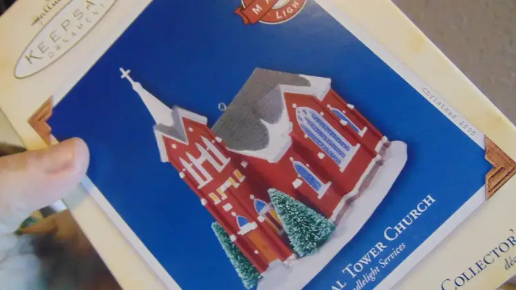 Beautiful Pre Owned Hallmark Keepsake Ornament 2005 Central Tower Church Candlelight Services