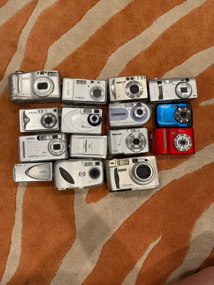 Lot of 15 Vintage Digital Cameras – Konica, HP, Medion, AGFA, Traveler Untested