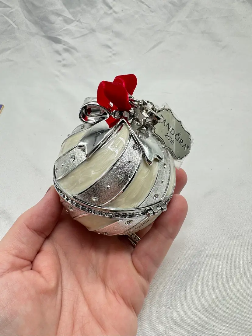 Pandora 2018 LE Radio City Music Hall Ornament