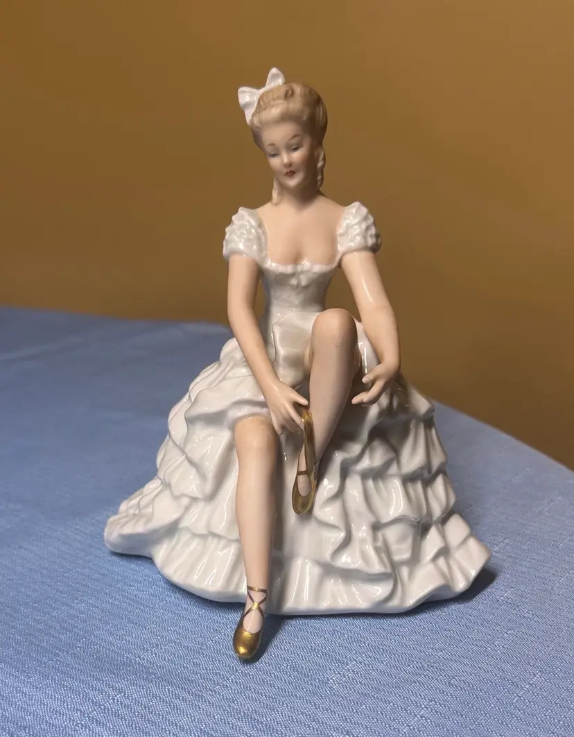 Schaubach Kunst Wallendorf 7" Porcelain Figurine Ballerina Lacing Shoe '60's