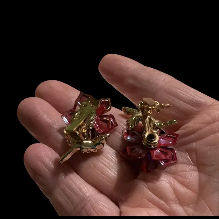 Vintage Goldtone  Pink Iridescent   With Tiny Faux Pearl In Center ~ Floral Flower Clip On Earrings. Very Pretty~ Not Signed.