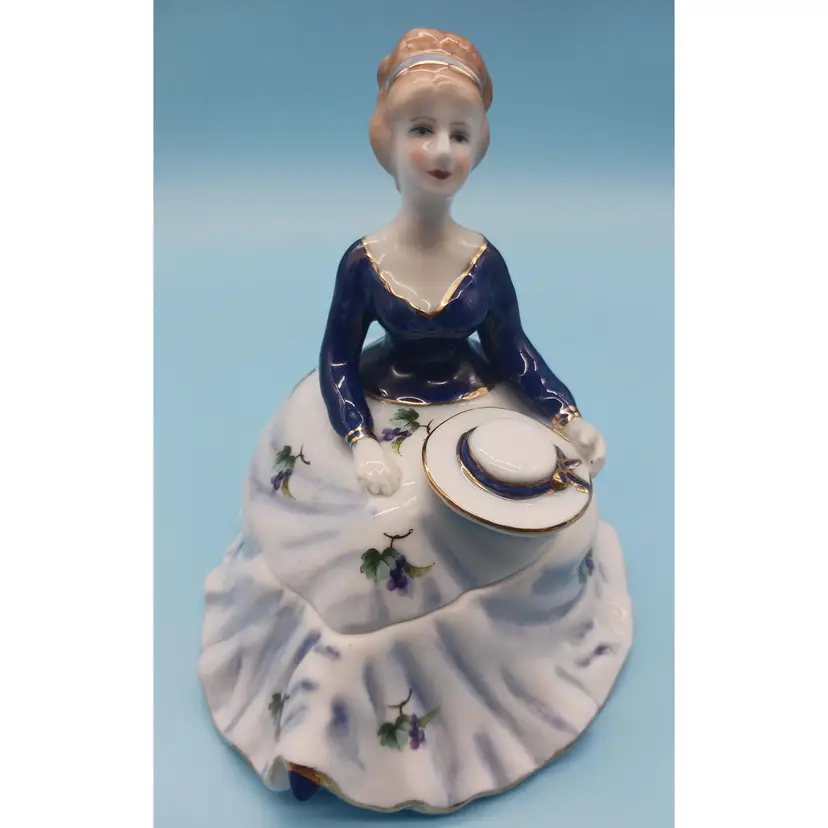 Limoges, Victorian Lady In A Blue Dress Trinket Box.
A Stunning Piece Of Limoges Craftsmanship Is An Absolute Dream For Collectors Of Limoges Or Collectors Of Trinket Box. Excellent Condition.
This Victorian Beauty Measures 6 inches Tall By 5 Inches Wide.