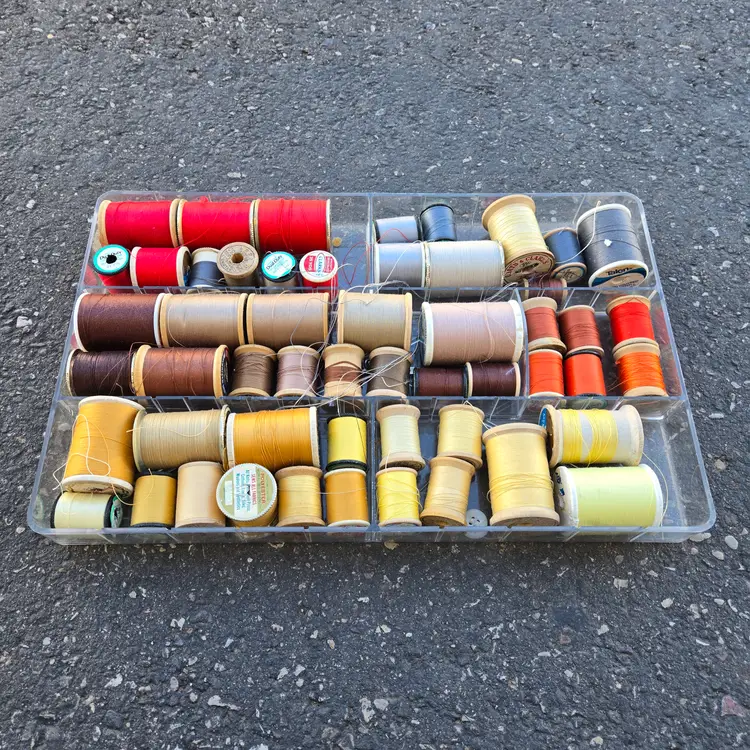 Colored Sewing Thread Spools of Various Sizes Wood & Plastic - in Plastic Tray - Vintage