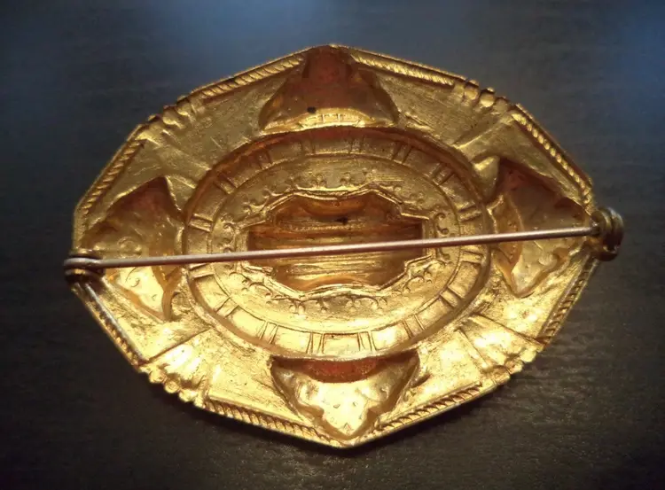 BEAUTIFUL ORNATE VINTAGE MCM MILITARY STYLE BRASS GOLD TONE LARGE BROOCH