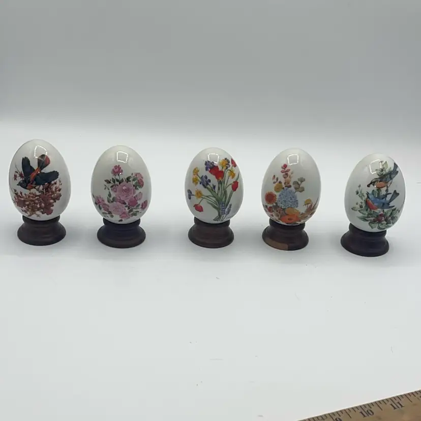 Avon 1980s Porcelain 5 Eggs Seasons 5 stands 3.25” Eggs