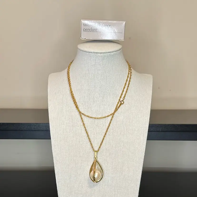 A025 - Avon 1992 Tailored Elegance Pendant Necklace