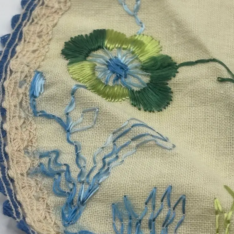 VTG Crewel Satin Thread Embroidered Linen Doily Dresser Scarf