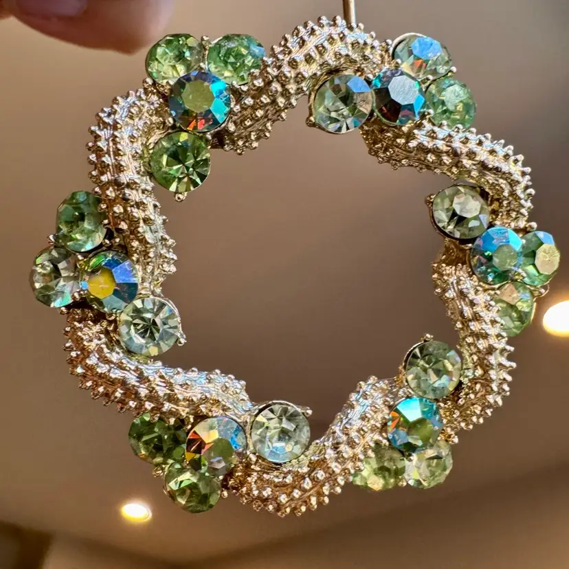 😻 Vintage Lisner green rhinestone brooch