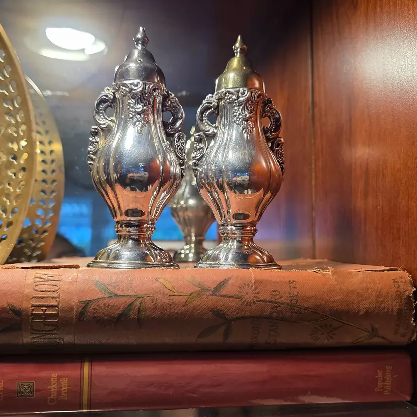 Vintage Wallace Baroque Silverplate Salt & Pepper Shakers Ornate Grapevine Design