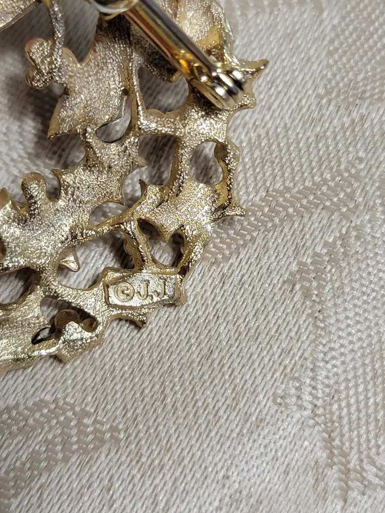 Vintage JJ wreath brooch