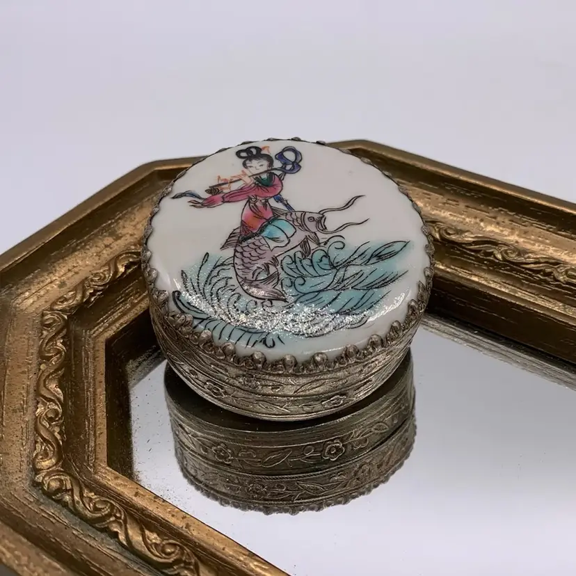 Vintage Chinese Trinket Box with Hand-Painted Geisha on Porcelain - Read