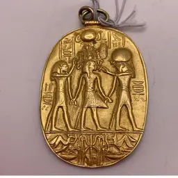 FFFT VTG Egyptian Revival 1976 King Tut Metropolitan Museum of Art MMA Pendant Gold Tone 2.5” x 1.5”