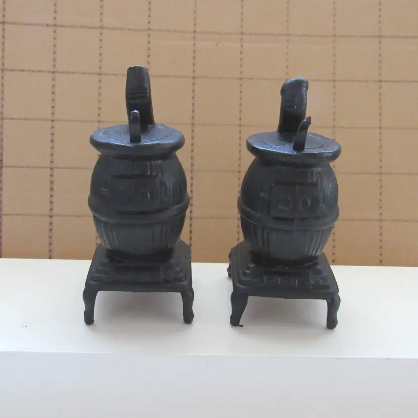 VTG Wood Stove Salt & Pepper Shaker Set