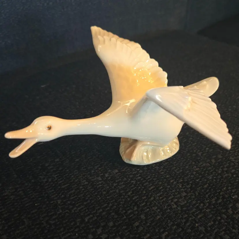 Lladro Long Neck Goose- Duck Figurine Taking Flight "Retired"