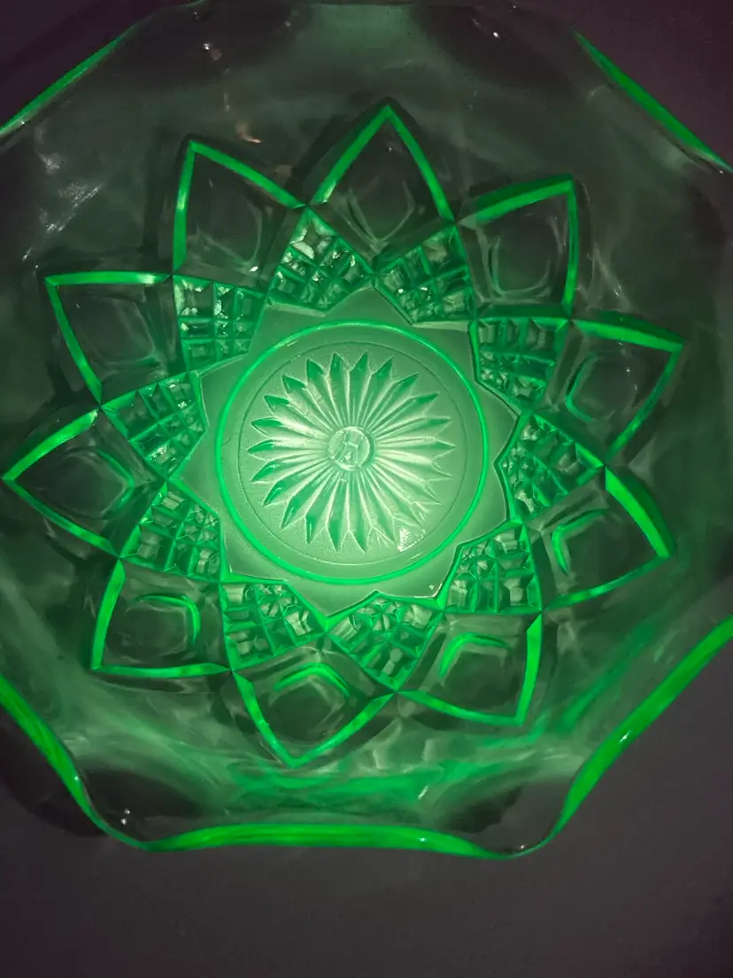 Vintage Hazel Atlas Uranium Glass Serving Bowl in the Diamond Arches Pattern! 9” Wide  3” Tall! UV Reactive Glow 😎