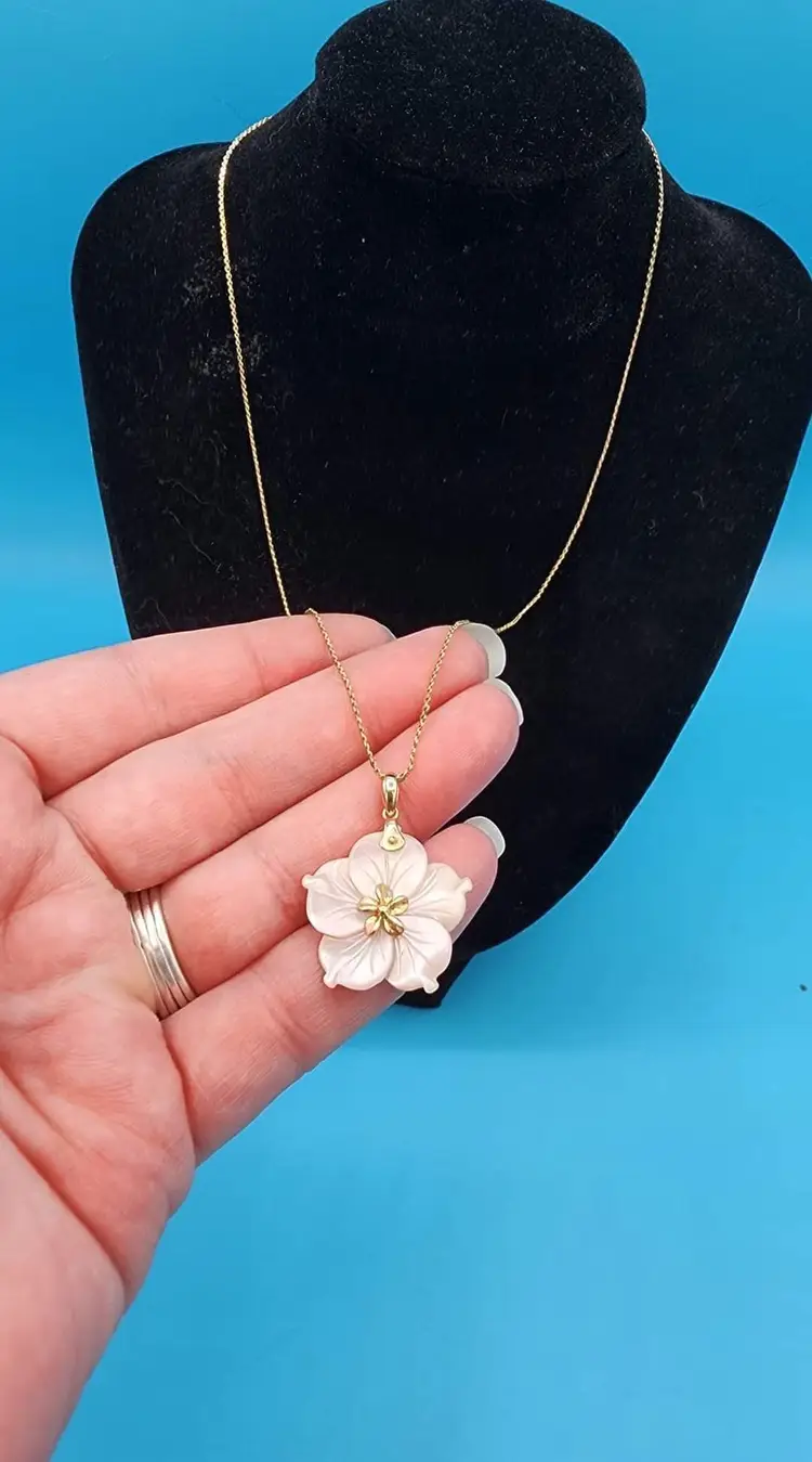 Vintage 14k GOLD Floral Necklace