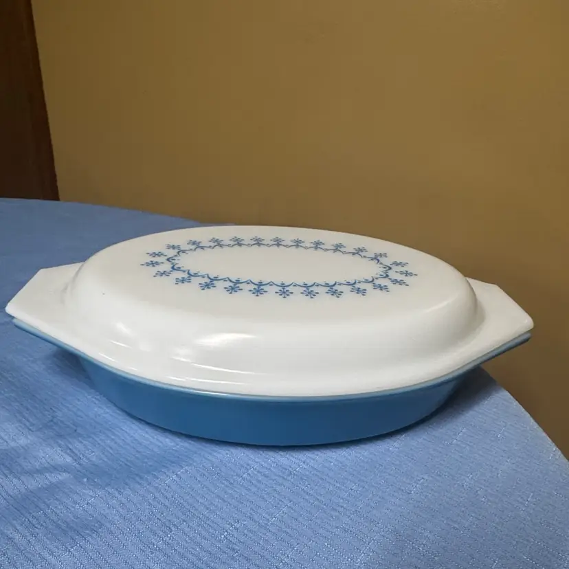 Pyrex Blue Snowflake Garland 1 Qt Divided Casserole Dish w/ Lid 063 Made USA
