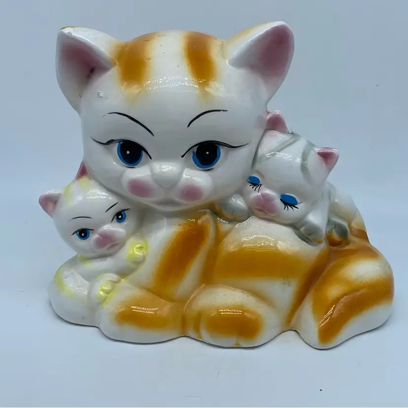 #5014 Vintage ceramic mother cat with two kittens, a "Made in Taiwan" piggy bank.