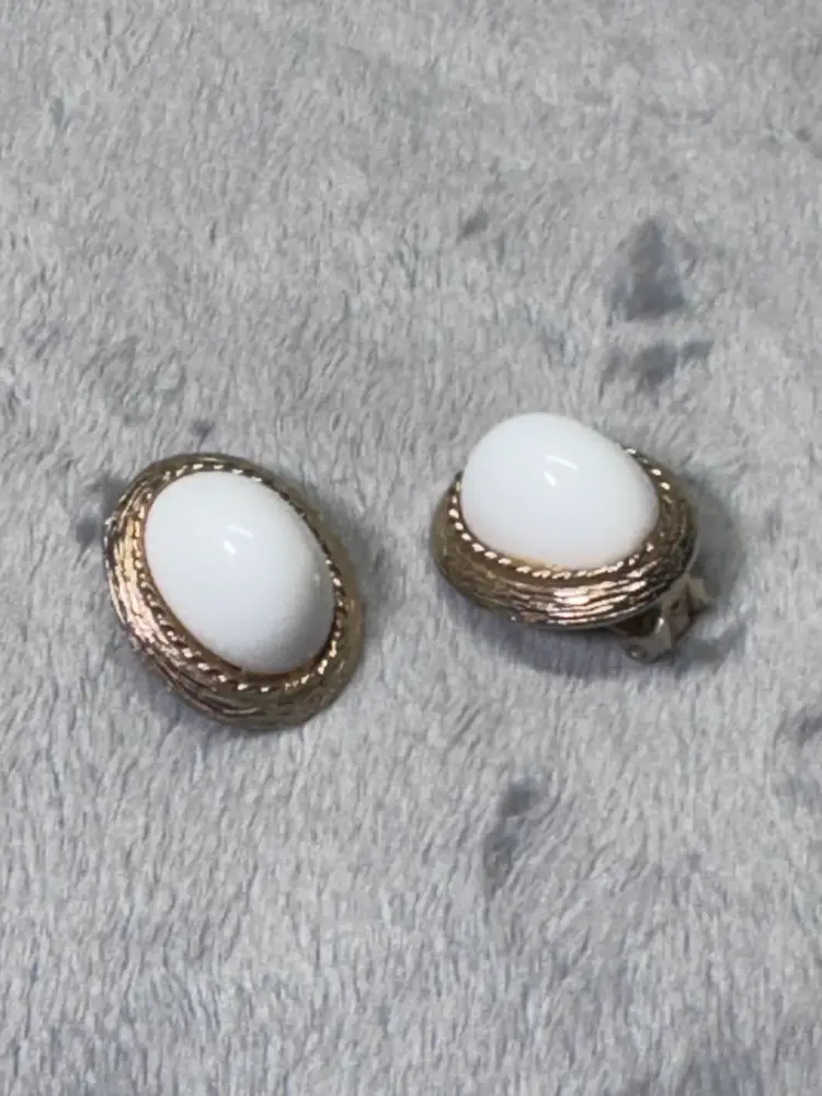 #09- Vintage Gold Tone Rope Textures Oval Clip On Earrings