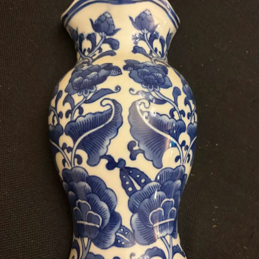 Vtg Asian Chinoiserie Floral Blue/White Wall Mount Pocket Vase