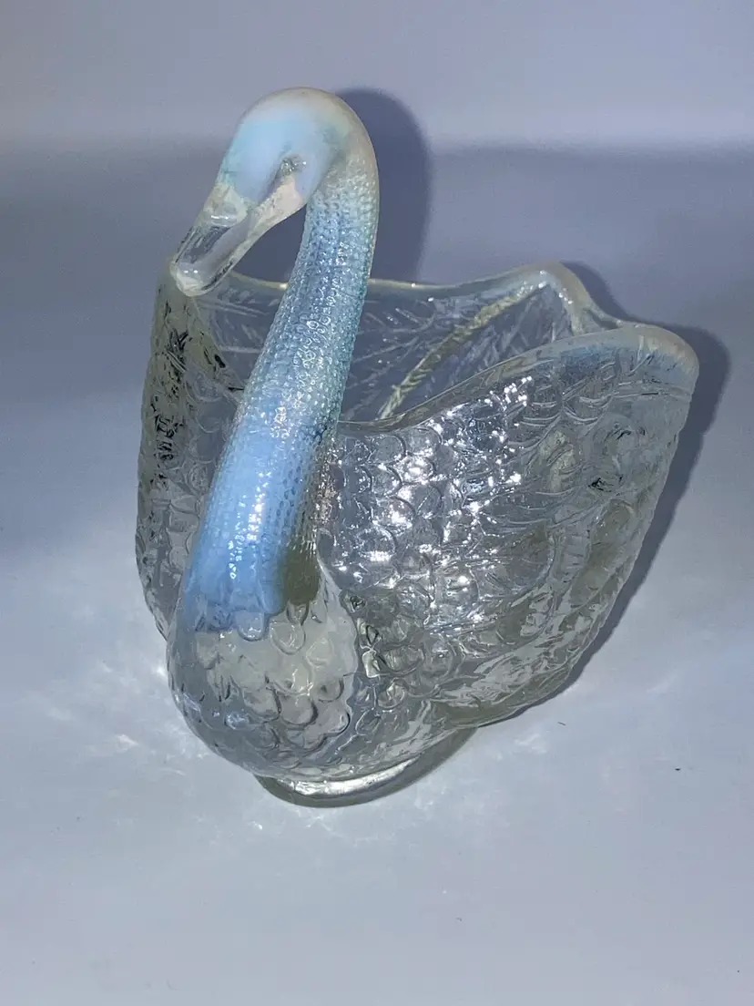 Vintage Fenton Opalescent Glass Swan Dish! 3 3/4” Tall  5” Long! UV Reactive Glow 😎
