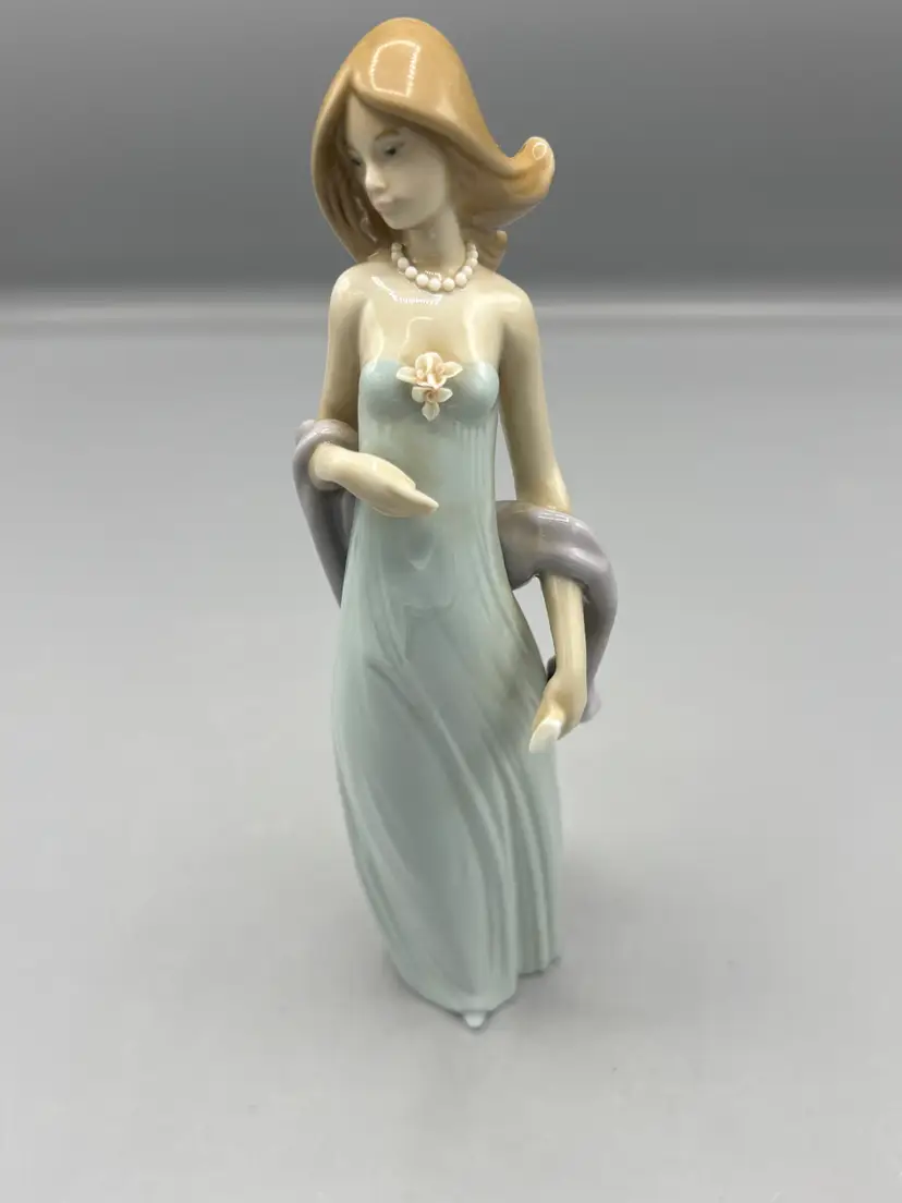 Lladro Ingenue  porcelain figure of Lady with Pearl necklace