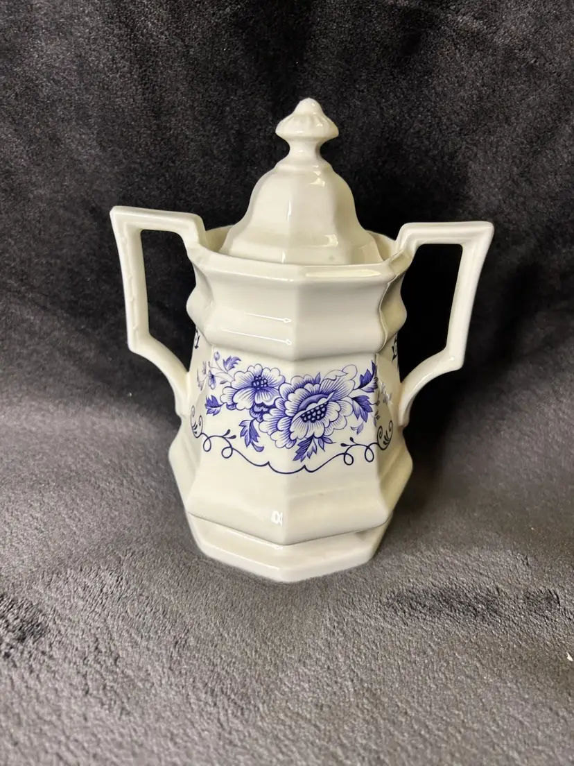 Henry Ford Museum Clinton Inn Pattern White/Blue Floral Sugar W/lid