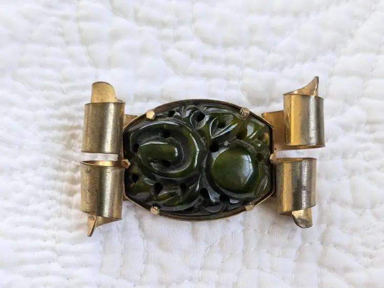 Vintage Bakelite Scroll Brooch in Brass Tone and Forest Green