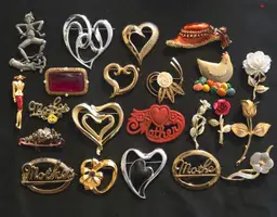 22 VINTAGE BROOCHES COSTUME JEWELRY LOT HEARTS MOTHERS DAY SPRING FLOWERS 4 signed AVON JJ GERRYS