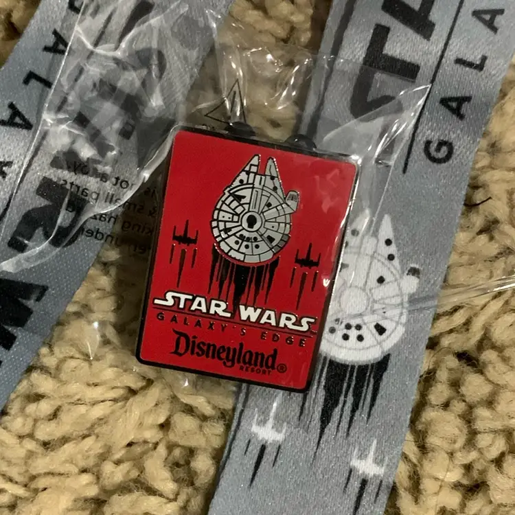 New Disneyland Star Wars Lanyard & Pin