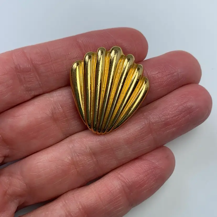 Vintage QVC Weingeroff Signed Gold Tone Shell Interchangeable Clip On Pendant