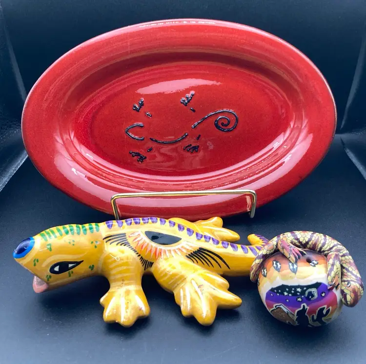 Slithering Into The New Year Vignette! 🦎🦎🦎 Artesania Rinconada Lizard Plate (8 1/4” Long 5 1/2” Wide) UV Reactive Talavera Gecko Wall Hanger (5 1/2” Long 3 1/2” Wide) UV Reactive Lizard On Top Of Coyote Howling At The Moon (1 1/2” Tall 2 1/4” Wide)