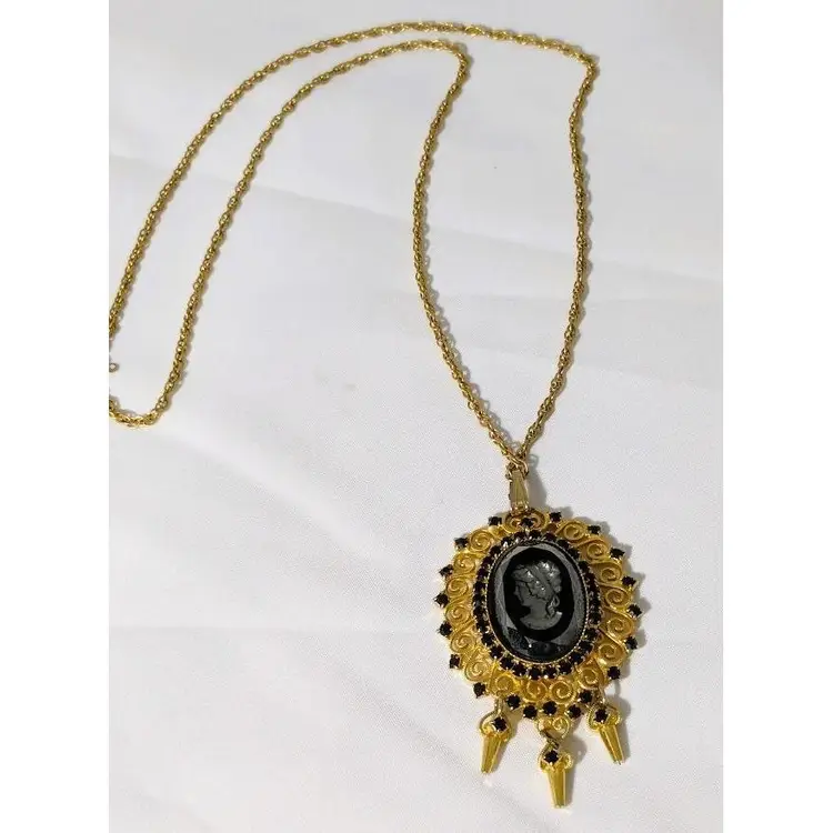 Vintage Victorian-Inspired Cameo Pendant Necklace